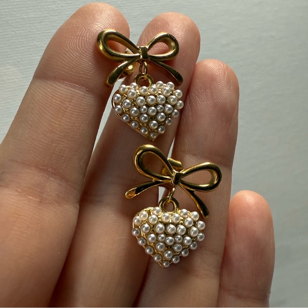 Pearl Love Pendant with Bow Knot Earrings
18K Gold Plated Stainless Steel - Picture 11 of 12